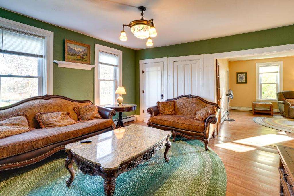 un salon avec deux canapés et une table basse dans l'établissement Altmar Vacation Rental about 4 Mi to Salmon River!, à Altmar