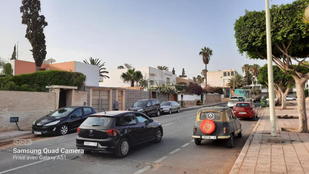 villa agadir في أغادير: مجموعة من السيارات تقف في شارع المدينة