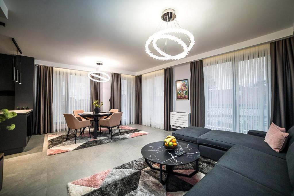 uma sala de estar com um sofá e uma mesa em ARHEYA 4 apart / АРХЕЯ 4 апартамент за гости em Karlovo