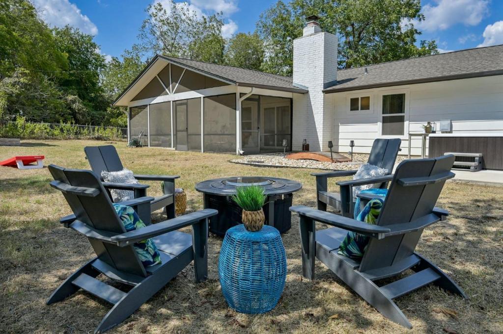 patio z 3 krzesłami i stołem przed domem w obiekcie Redbud Rhythms Retreat w mieście Austin