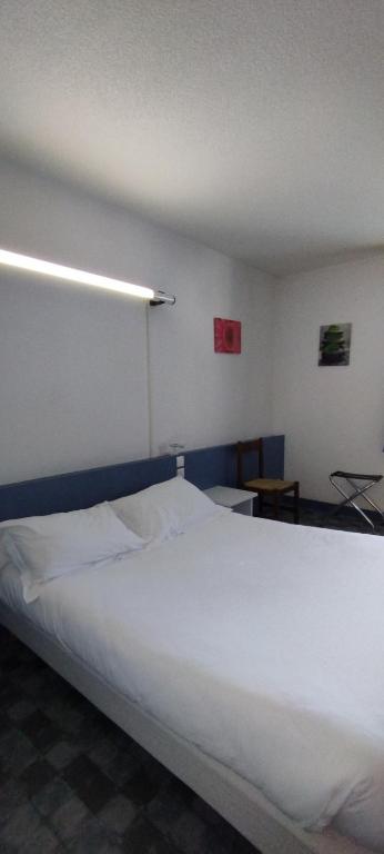 Postel nebo postele na pokoji v ubytování Hotel Du Rocher
