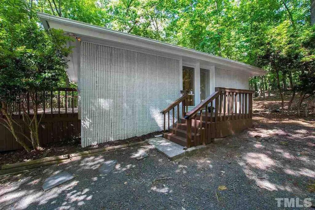 Casa pequeña con porche y escalera en Grandma’s House, en Chapel Hill