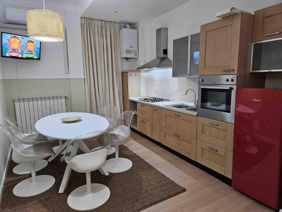 Η κουζίνα ή μικρή κουζίνα στο Lemon House in the center Pesante