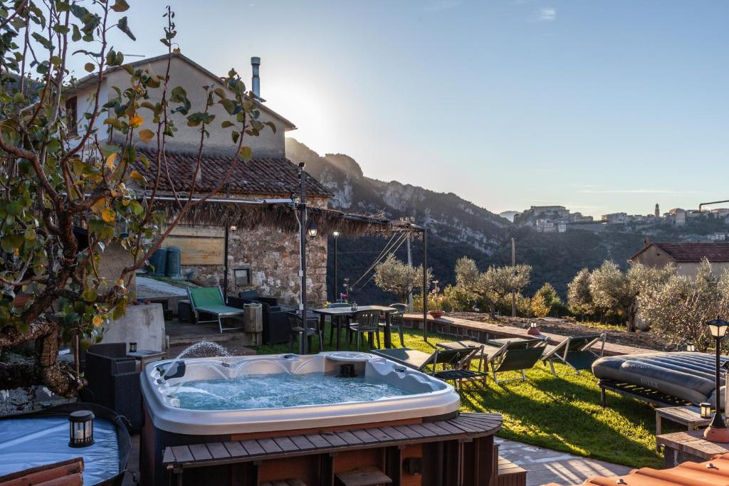 uma banheira de hidromassagem sobre uma mesa num quintal em La Terrazza di Laurino em Laurino