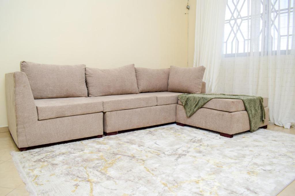 蒙巴薩的住宿－CRESCENT HOMES001，带沙发和地毯的客厅