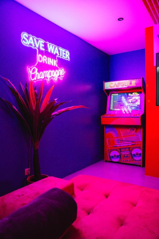Fotografie z fotogalerie ubytování Capsule Boogie-Woogie - JACUZZI - SAUNA - BILLARD - JEUX - ECRAN GÉANT - FILET SUSPENDU - NETFLIX v destinaci La Louviere