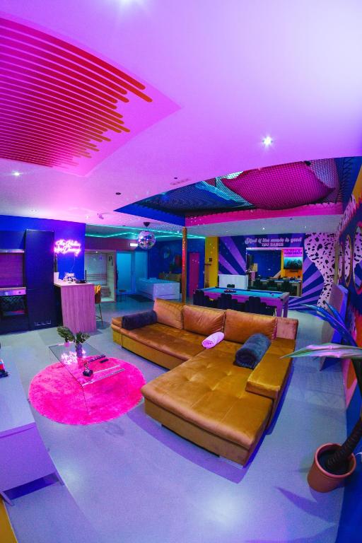 Posezení v ubytování Capsule Boogie-Woogie - JACUZZI - SAUNA - BILLARD - JEUX - ECRAN GÉANT - FILET SUSPENDU - NETFLIX
