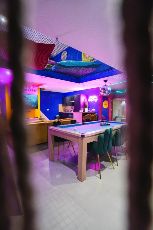 Fotografie z fotogalerie ubytování Capsule Boogie-Woogie - JACUZZI - SAUNA - BILLARD - JEUX - ECRAN GÉANT - FILET SUSPENDU - NETFLIX v destinaci La Louviere