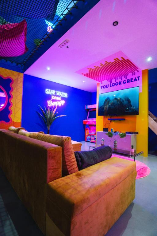 TV a/nebo společenská místnost v ubytování Capsule Boogie-Woogie - JACUZZI - SAUNA - BILLARD - JEUX - ECRAN GÉANT - FILET SUSPENDU - NETFLIX