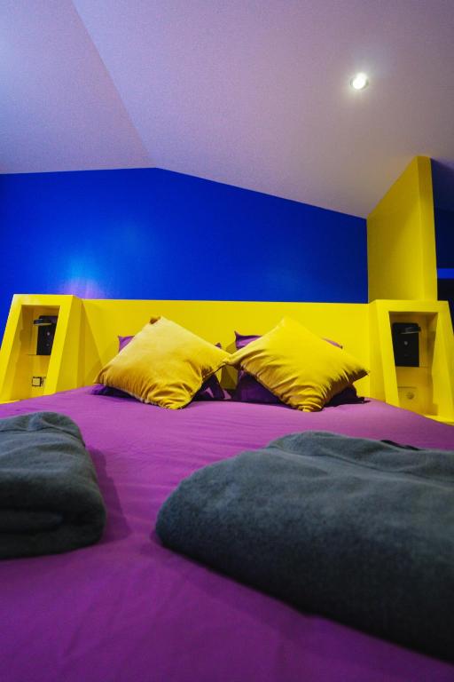Postel nebo postele na pokoji v ubytování Capsule Boogie-Woogie - JACUZZI - SAUNA - BILLARD - JEUX - ECRAN GÉANT - FILET SUSPENDU - NETFLIX