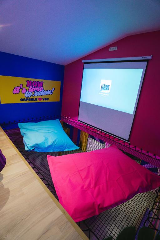 Postel nebo postele na pokoji v ubytování Capsule Boogie-Woogie - JACUZZI - SAUNA - BILLARD - JEUX - ECRAN GÉANT - FILET SUSPENDU - NETFLIX