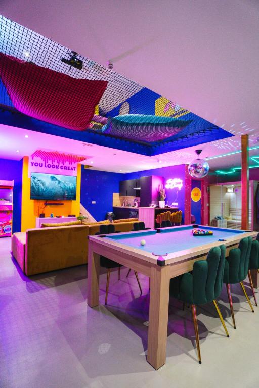 Biliár nebo kulečník v ubytování Capsule Boogie-Woogie - JACUZZI - SAUNA - BILLARD - JEUX - ECRAN GÉANT - FILET SUSPENDU - NETFLIX