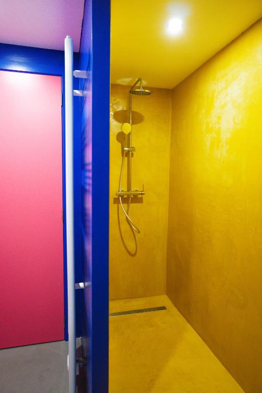 Koupelna v ubytování Capsule Boogie-Woogie - JACUZZI - SAUNA - BILLARD - JEUX - ECRAN GÉANT - FILET SUSPENDU - NETFLIX