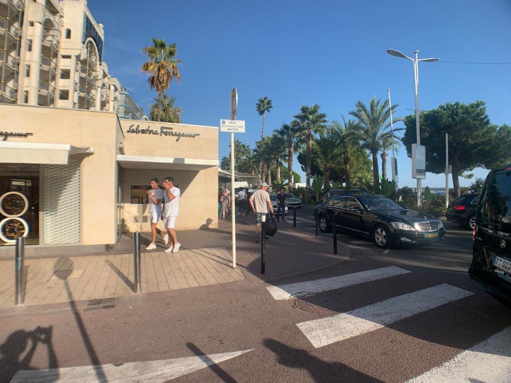 Un gruppo di persone in piedi all'angolo di una strada di Appartement Croisette a Cannes