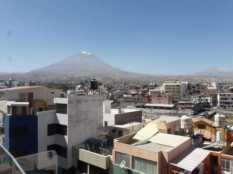 uitzicht op een stad met een berg op de achtergrond bij La mejor vista de la ciudad y el confort deseado!! in Arequipa