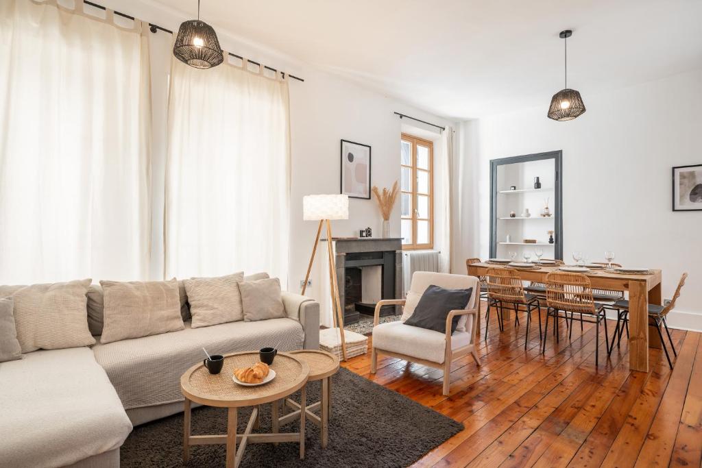 sala de estar con sofá y mesa en Appartement spacieux et chaleureux coeur de ville, en Chambéry