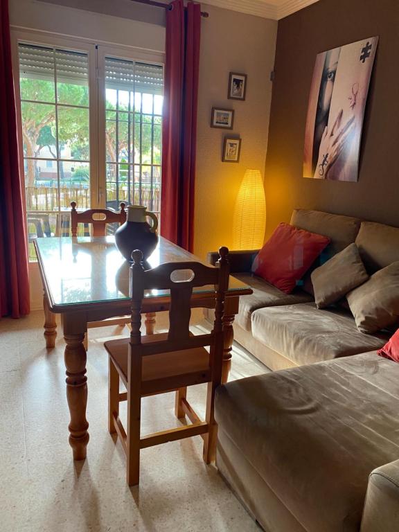 un soggiorno con tavolo e divano di Alquiler Mazagon Pre-Parque Doñana a Mazagón