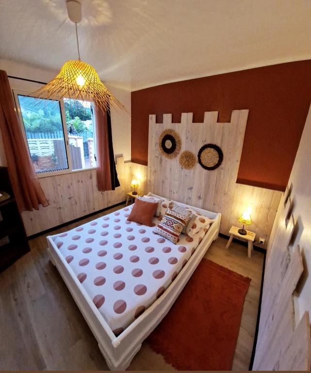Postel nebo postele na pokoji v ubytování Lilie location sud