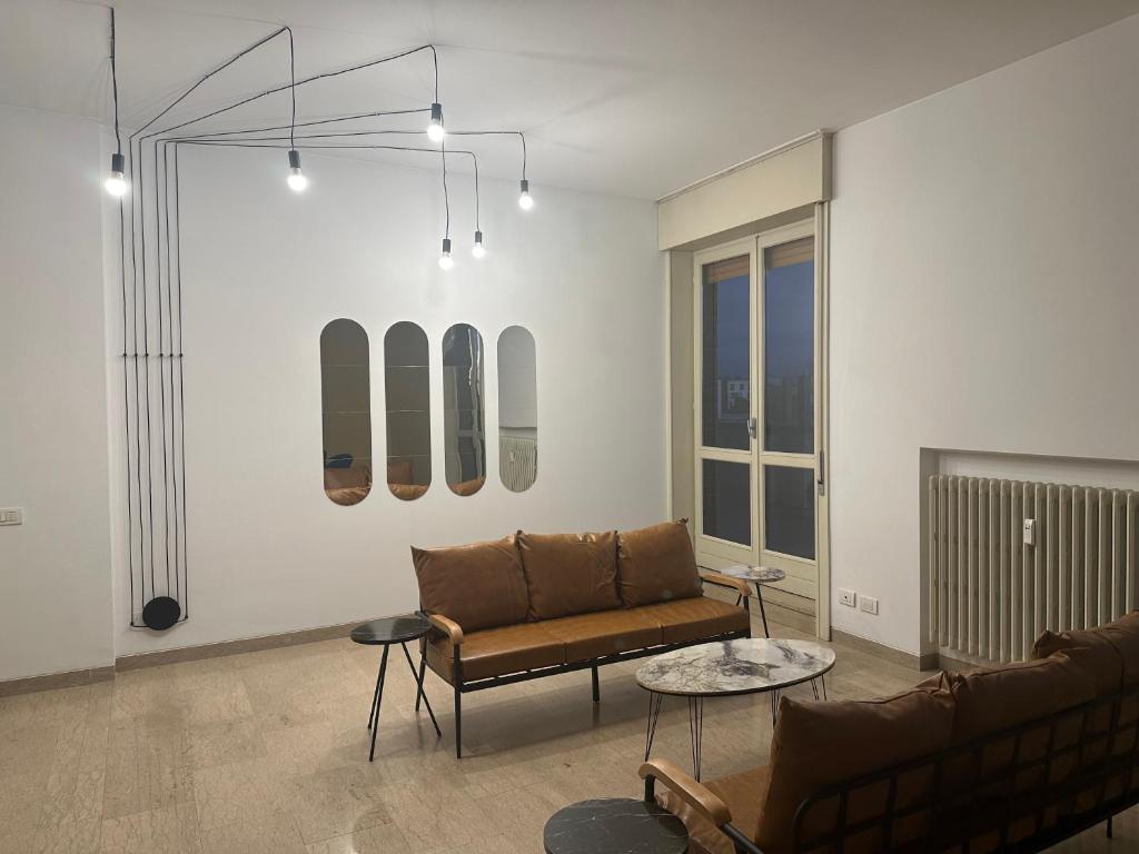 ein Wohnzimmer mit einem Sofa und einem Tisch in der Unterkunft FEEL - Bellavista Suites in Bergamo