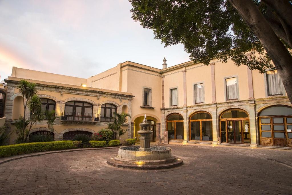 un gran edificio con una fuente frente a él en Hotel Ex-Hacienda San Xavier, en Guanajuato