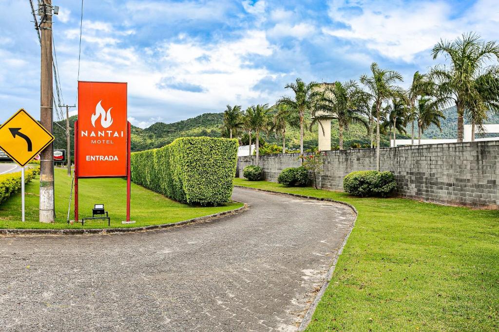 znak drogowy na boku drogi w obiekcie Nantai premium MOTEL w mieście Florianópolis