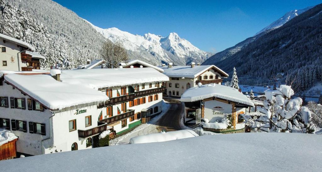 un complejo en las montañas con edificios nevados en Hotel Tenne, en Sankt Anton am Arlberg