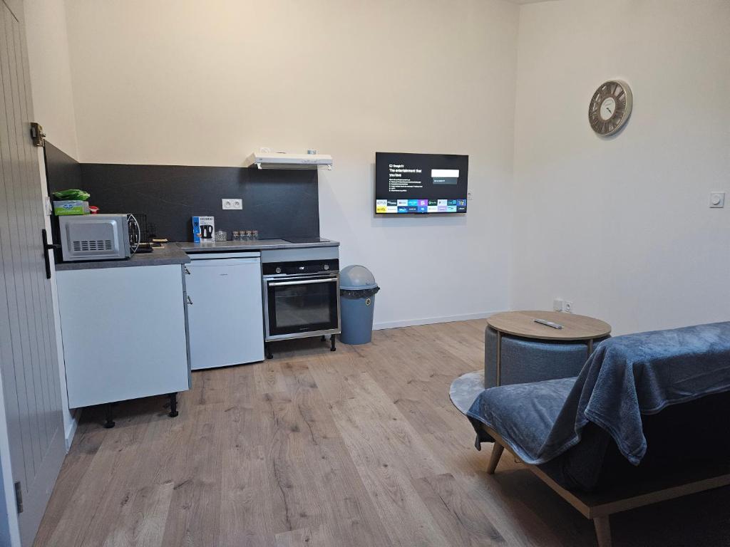 une cuisine avec une cuisinière et un comptoir dans l'établissement Studio spacieux, chaleureux et refait à neuf., à Béziers