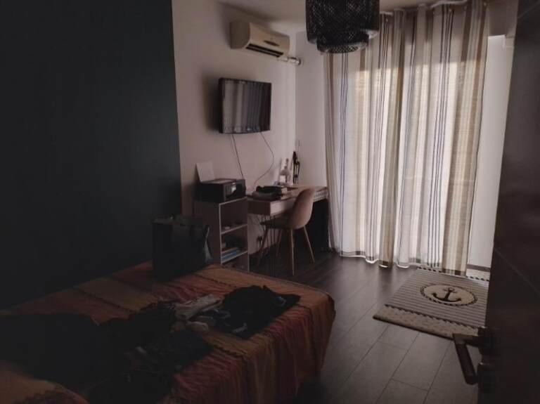 ein Schlafzimmer mit einem Bett und einem Schreibtisch in einem Zimmer in der Unterkunft Appartement cocooning in Ajaccio