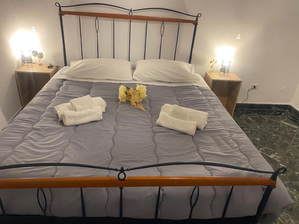 Una cama con dos toallas y dos animales de peluche. en Centralissimo 50mt, en Matera
