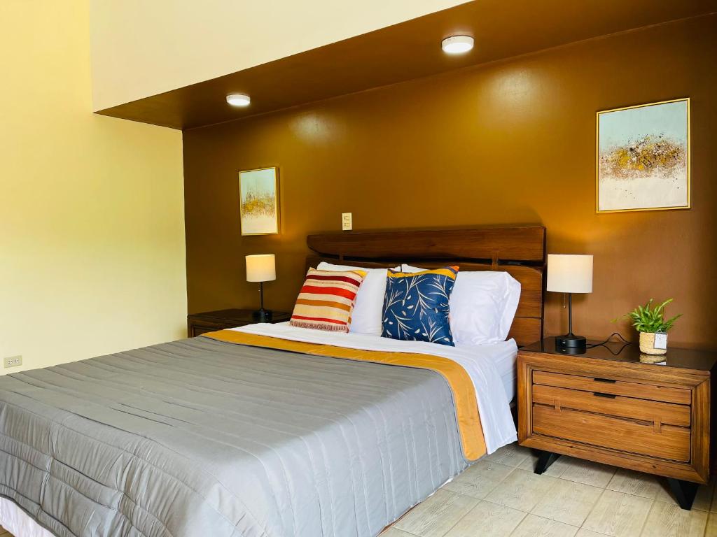 a bedroom with a bed and two lamps on a dresser at The Rainier Bed & Breakfast 5 in San José