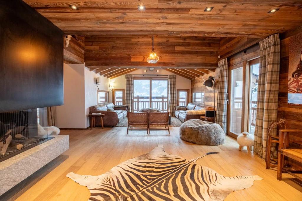 una sala de estar con una alfombra de cebra en el suelo en Chalet Chardon Bleu, en Méribel