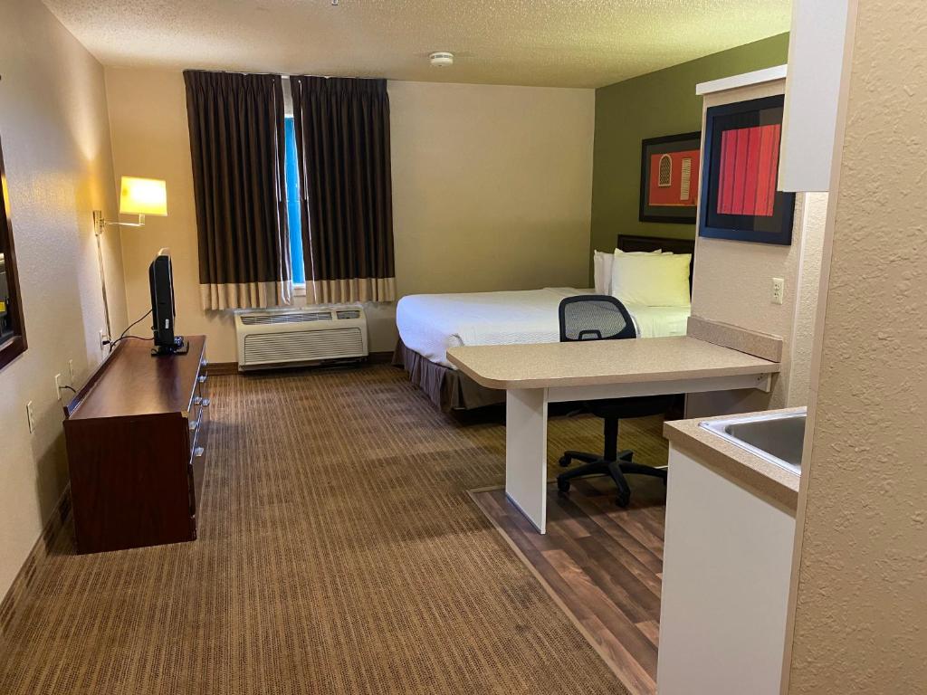 Suburban Studios Auburn Hills - Detroit - Efficiency Queen Room - Non Smoking/Pet Friendly
