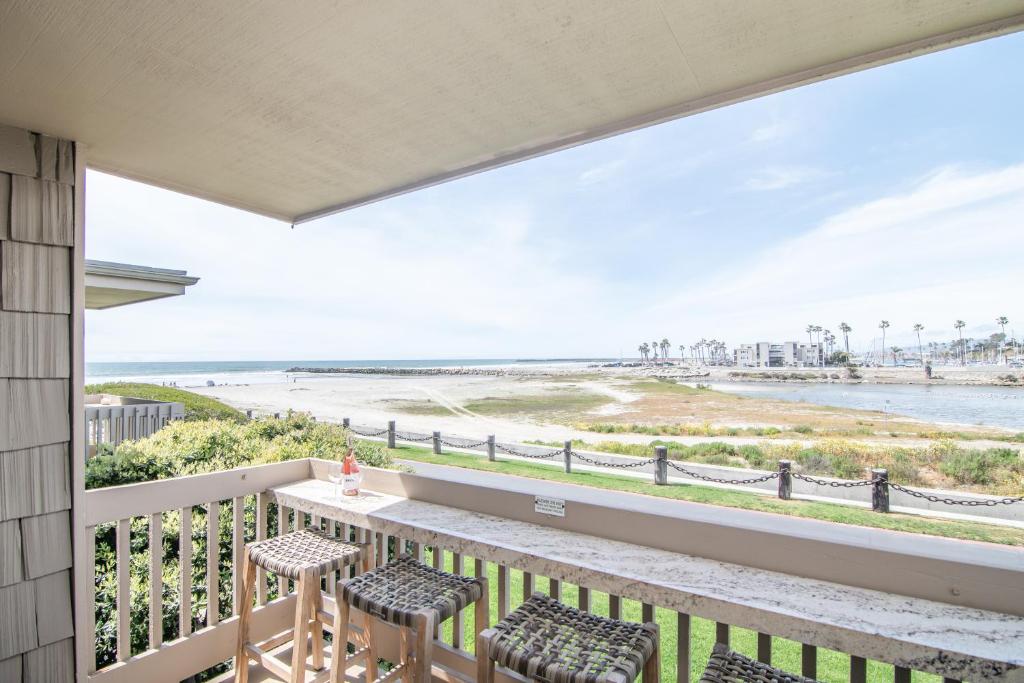uma varanda com cadeiras e vista para a praia em F-2 Seascape Nirvana em Oceanside