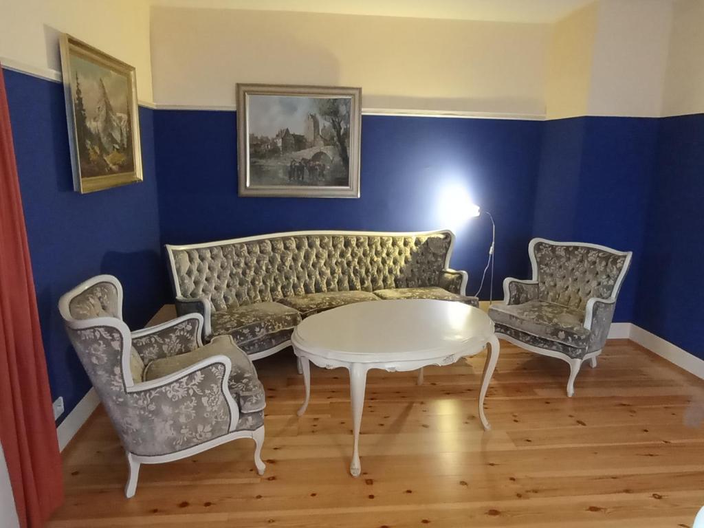 sala de estar con sofá, 2 sillas y mesa en Erdgeschoss - Elisabeth von Berg - Wohnen auf Zeit en Rottweil