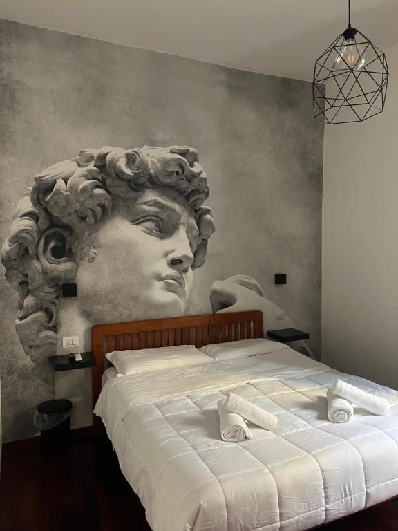 un dormitorio con una estatua de una cabeza en la pared en Domus Romana, en Roma