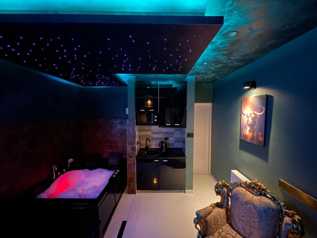 un soggiorno con soffitto con luci blu di Spa Apartments UTOPIA a Belgrado