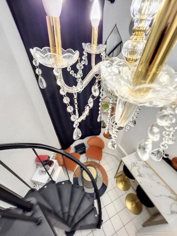 une chambre avec plusieurs lustres en verre sur une table dans l'établissement AU GRASL UN, à Nantes