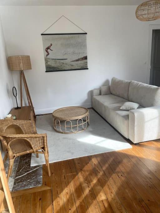 un salon avec un canapé et une table dans l'établissement Joli appartement centre-ville, à Caen