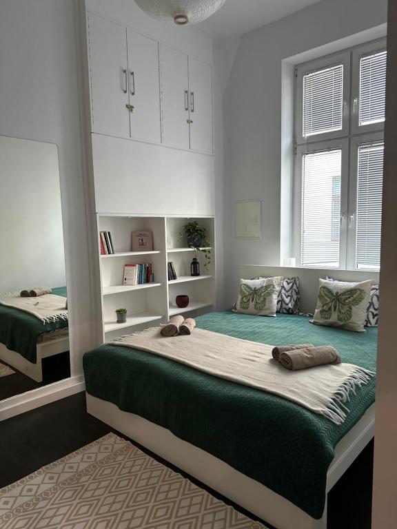 um quarto com uma cama grande e uma janela em P-122 Piotrkowska Apartment. em Lódź