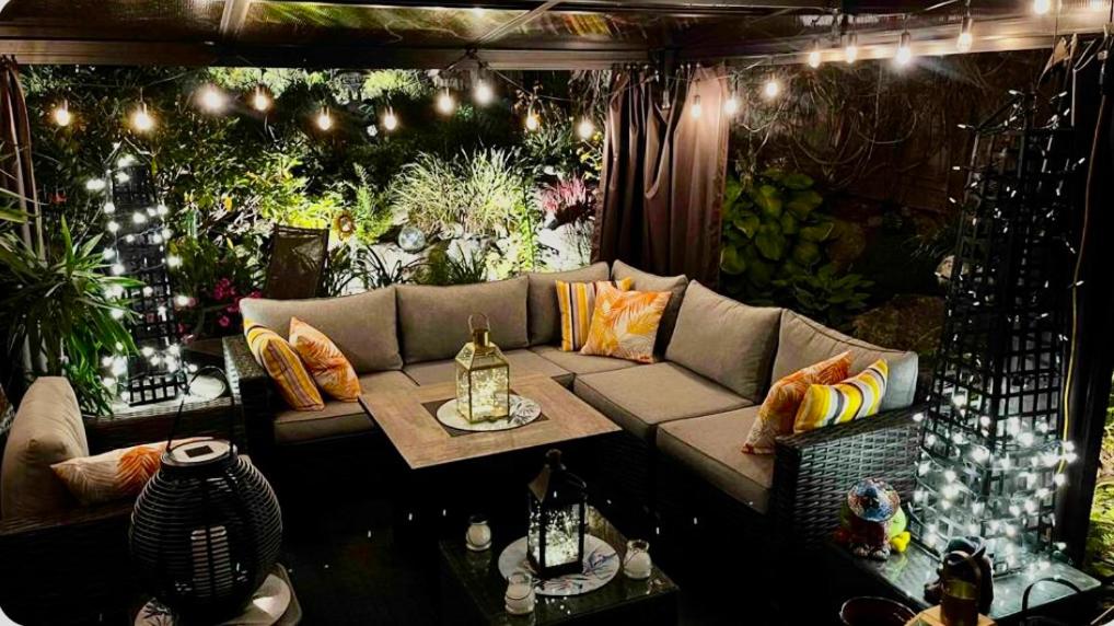 sala de estar con sofá y algunas plantas en Spacious & Comfortable, Private Queen Room & Bath in West Cloverdale en Surrey