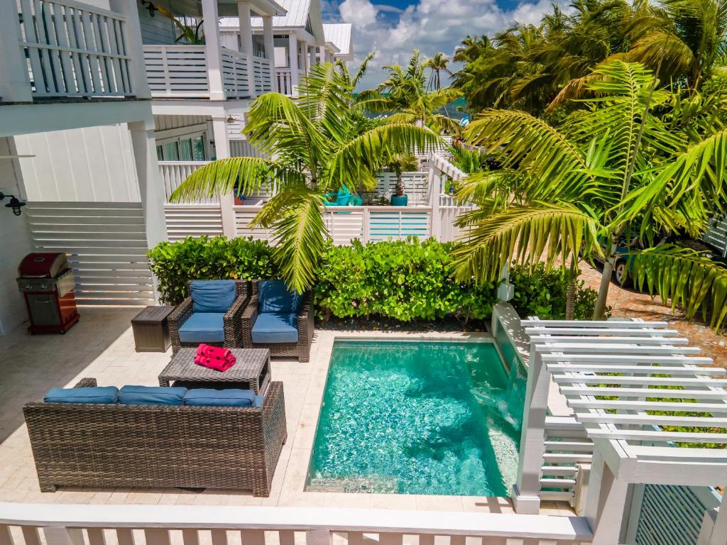ein Pool mit Liegestühlen und ein Resort in der Unterkunft Heart of Morada in Islamorada