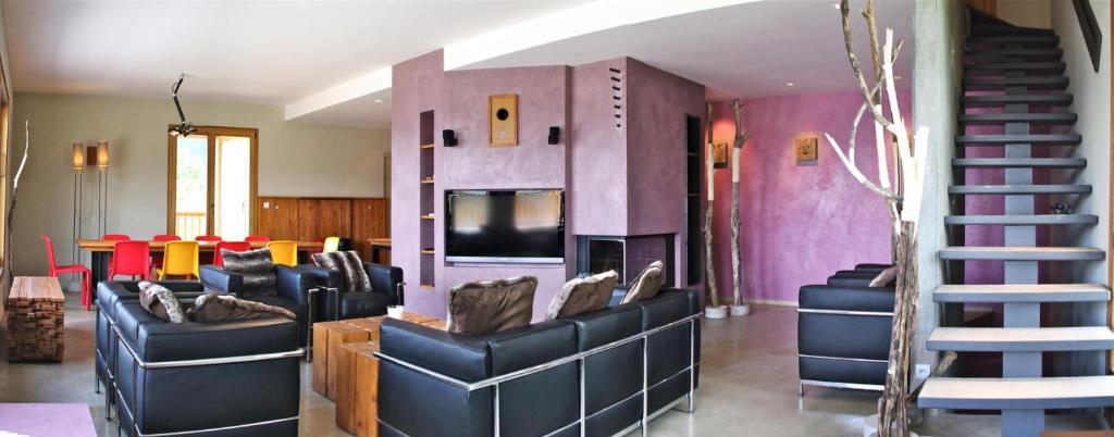 - un salon avec des canapés, une télévision et un escalier dans l'établissement Chalet Alpha - CHALET D'EXCEPTION - 180 M² - 12 PERSONNES MAE-9341, à Villarembert