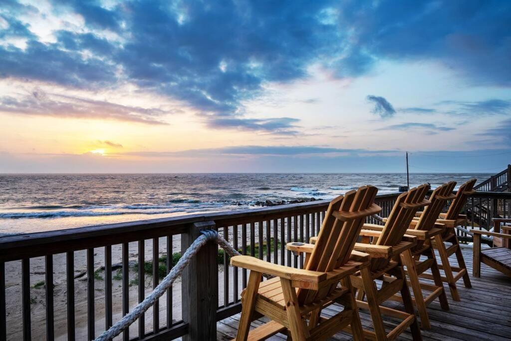 une rangée de chaises assises sur une terrasse donnant sur l'océan dans l'établissement Incredible Sunrises*Sleeps 12*Beautiful, à Freeport