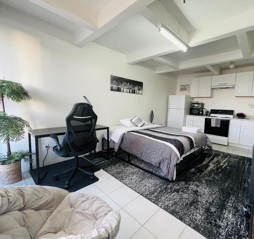 um quarto com uma cama e uma secretária em Wonderful LA studio apartment em Los Angeles