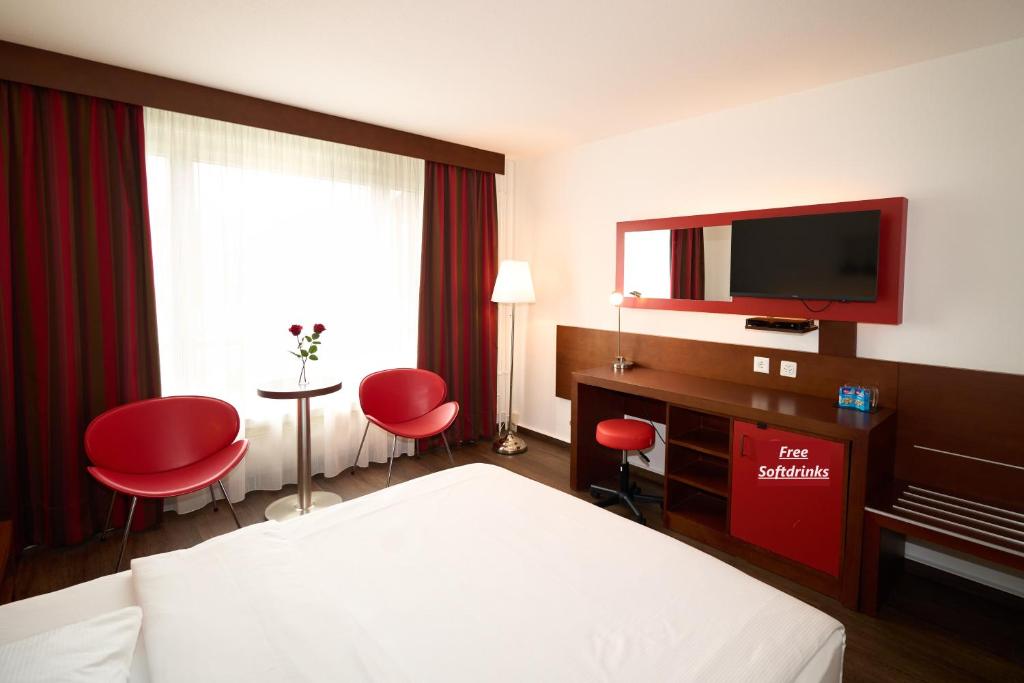 Posteľ alebo postele v izbe v ubytovaní Hotel Conti Dietikon