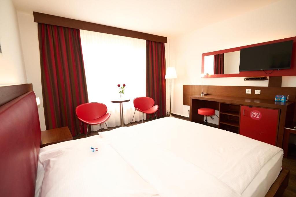 Posteľ alebo postele v izbe v ubytovaní Hotel Conti Dietikon
