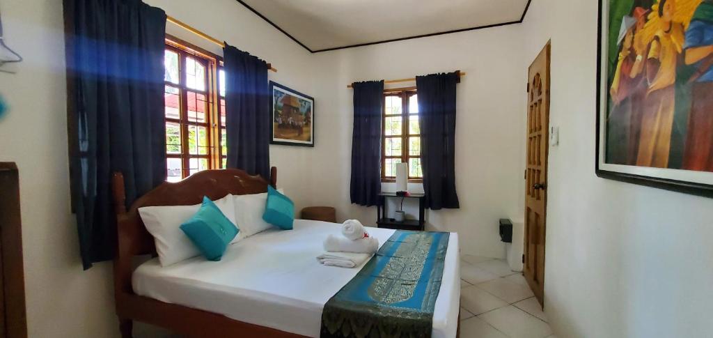 Postel nebo postele na pokoji v ubytování Palmera Palma Private 1-BR Bungalow in Moalboal