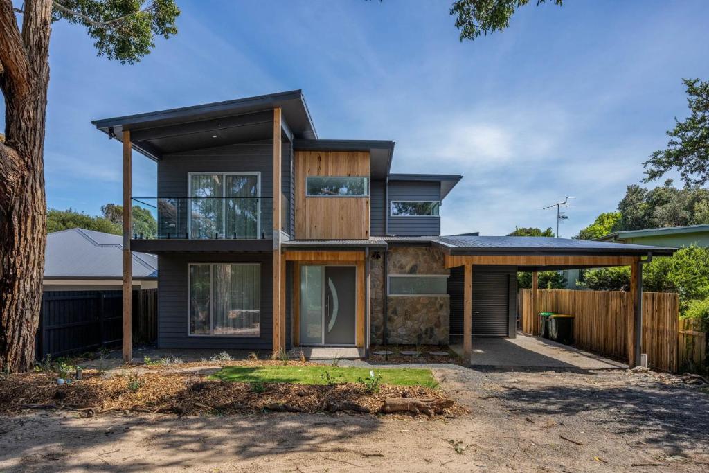 a contemporary house with a black facade at CasaRona Del Mar in Inverloch