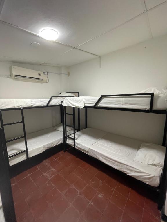 Zimmer mit 3 Etagenbetten in der Unterkunft Hammocks - Hamacas in Ríohacha
