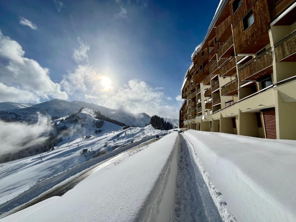 サモエンヌにあるSamoens 1600, ski au piedのホテルから雪に覆われた山の景色を望めます。